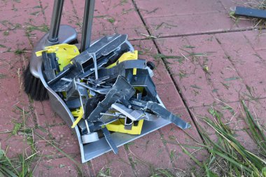 Çöp ile süpürge ve kepçe.