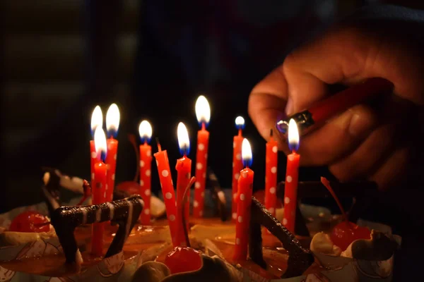 Святковий торт зі свічками . — стокове фото