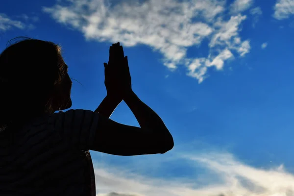 Siluet hitam tangan wanita saat matahari terbenam di langit. Telapak tangan rais — Stok Foto