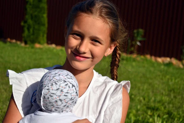 10-летняя русская девочка держит любимую куклу . — стоковое фото