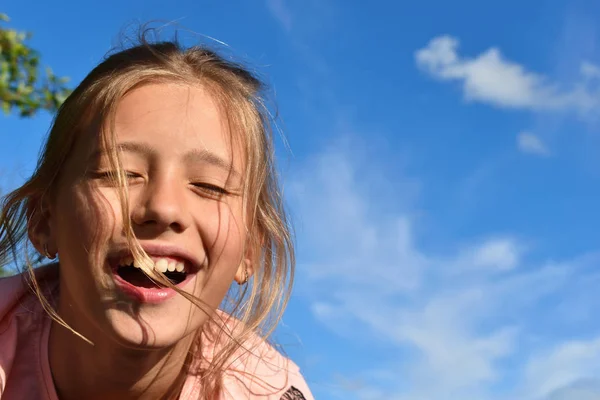 Beautifulgirl on background of clear blue sky in the summer. — Stock Photo, Image