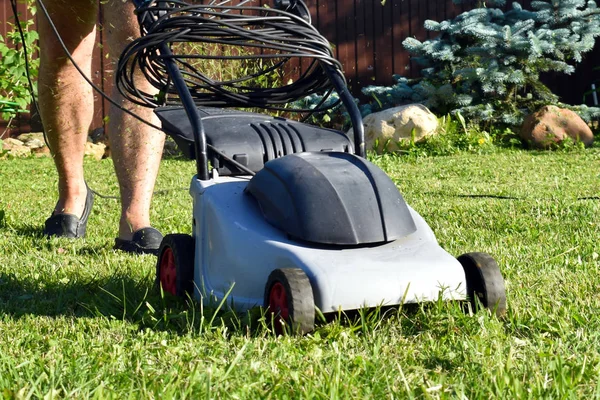 전기 깎는 기계를 가진 정원사. 작업 잔디 깎는 기계 — 스톡 사진