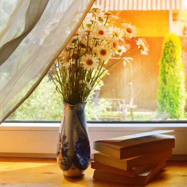 Penceredeki vazoda bahçe kamuflajı. Pencerede beyaz bir buket. Güzel bir buket kır çiçeği. Rahat ev fotoğrafı.