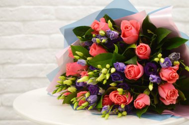 Taze çiçeklerin çiçek arka planı. Beyaz bir arka plan üzerinde renkli çiçekler güzel buket kopya alanı ile kapatın. Çiçekli tebrik kartı.