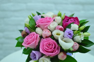 Taze çiçeklerin çiçek arka planı. Beyaz bir arka plan üzerinde renkli çiçekler güzel buket kopya alanı ile kapatın. Çiçekli tebrik kartı.