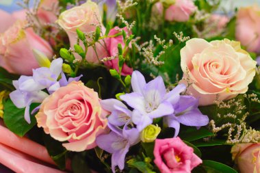 Taze çiçeklerin çiçek arka planı. Renkli çiçekler güzel buket yakın. Çiçekli tebrik kartı. Dikişsiz çiçek parlak doku.