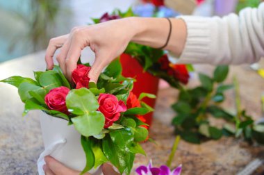 Çiçekçi kadın işte. Güzel hoş bir iş. Çiçekçi kutuda çiçek kompozisyon ulaştırır. Çiçek salonu kavramı. Çiçek web sitesi için fotoğraf. Profesyonel çiçekçi çalışmaları.