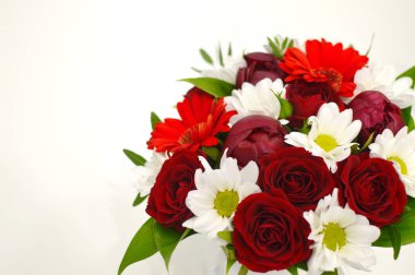 Çiçek güzel tebrik kartı. Kopya alanı. Kopya yeri ile beyaz arka plan üzerinde çiçek buketi. Tatil Anneler Günü veya Sevgililer Günü için Çiçek arka plan