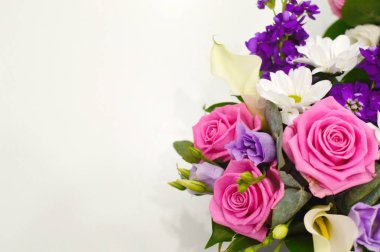 Çiçek güzel tebrik kartı. Kopya alanı. Kopya yeri ile beyaz arka plan üzerinde çiçek buketi. Tatil Anneler Günü veya Sevgililer Günü için Çiçek arka plan