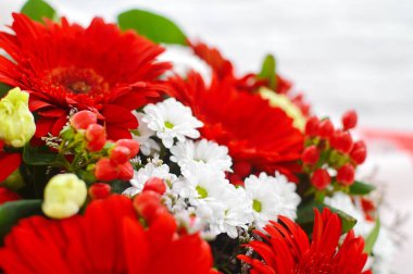 Beyaz bir masa üzerinde şık modern ambalaj pembe güller ile güzel buket. Çiçekçi dükkanı kavramı. Bir tatil için bir kartpostal için romantik buket bir Anneler Günü, Sevgililer Günü. Yakın çekim