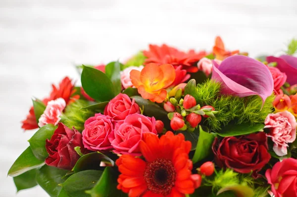 Beau Bouquet Avec Des Roses Roses Dans Emballage Moderne Élégant — Photo