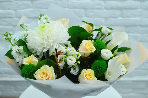 Buquê Multicolorido Flores Uma Cesta Original Fundo Branco Cartão Saudação — Fotografia de Stock