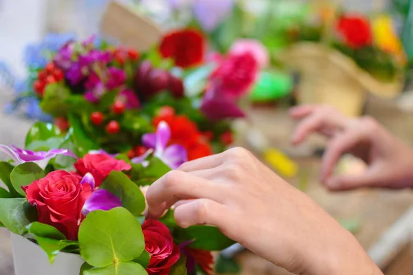 職場の花屋の女性美しい快適な仕事 花屋は箱の中の花の組成を作る フラワーサロンのコンセプト 花のウェブサイトのための写真 プロの花屋の仕事 — ストック写真
