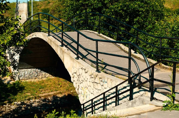 Puente Piedra Sobre Pequeño Río Parque Ciudad — Foto de Stock
