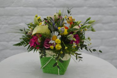 Beyaz bir arka plan üzerinde orijinal bir sepet içinde çiçek çok renkli buket. Çiçek tebrik kartı. Çiçekçi lik konsepti.