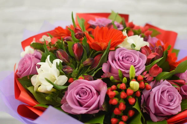 Belo Buquê Com Rosas Rosa Embalagem Moderna Elegante Uma Mesa — Fotografia de Stock