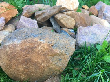 Kaya ile göl güzel doğal sahne. Baykal Gölü'nün bulaşıcı şaşırtıcı görünümü. Dağlar, zümrüt yeşillikleri ve taşlar ile muazzam pitoresk manzara. Vadide vahşi taş sahil.