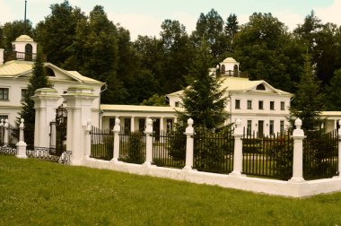 Parktaki eski kilise.