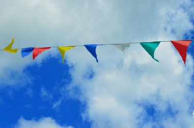 gökyüzünde uçan renkli bayraklar