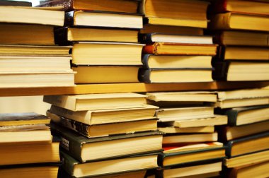 kütüphanede eski kitap yığınları