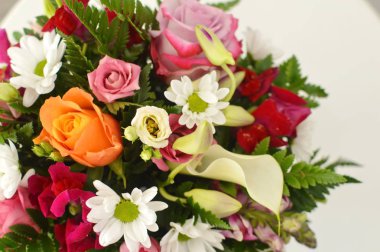 Beyaz arka planda çiçek buketi. Tatil Anneler Günü veya Sevgililer Günü için Çiçek arka plan.