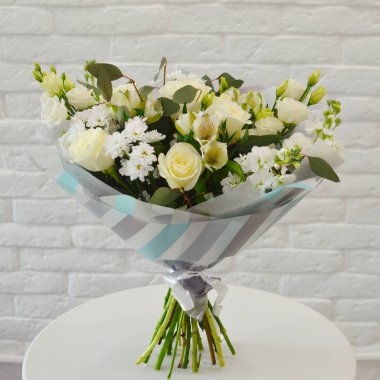 Beyaz arka planda çiçek buketi. Tatil Anneler Günü veya Sevgililer Günü için Çiçek arka plan.