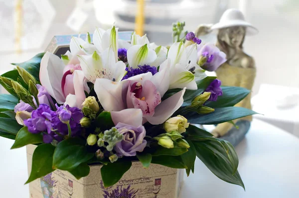 Kompozycja Kwiatów Oryginalnym Hatboxu Piękne Kwiaty Stylowej Czapce Koncepcja Salonu — Zdjęcie stockowe