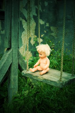 eski ahşap salıncak ve bebek