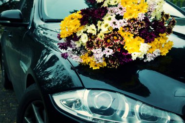 siyah araba üzerinde çiçek