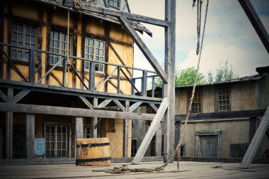 şehir caddesinde eski ahşap darağacı