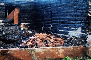 yangından sonra ahşap evin artıkları