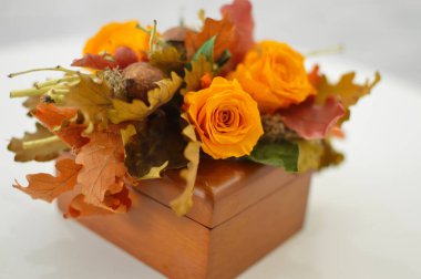 Orijinal hatbox çiçek kompozisyonu. Şık şapka kutusunda güzel çiçekler. Çiçek salonu kavramı. Çiçek web sitesi veya katalog için fotoğraf