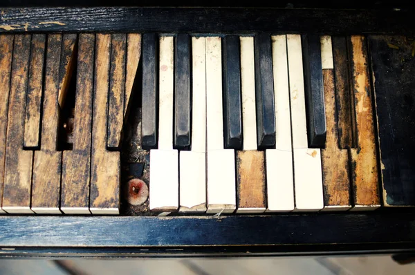 Старый Сломанный Пианино Деревянном Доме — стоковое фото