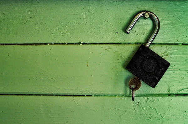 Παλιά Κλειδαριά Στην Πράσινη Πόρτα — Φωτογραφία Αρχείου