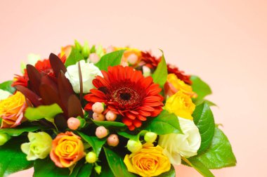 Beyaz masa üzerinde şık şapka kutusunda çiçek Bahar buketi. Şapka kutusunda renkli çiçekler güzel buket. Çiçek salonu kavramı. Çiçek kataloğu veya web sitesi için fotoğraf. Profesyonel çiçekçi çalışmaları.  