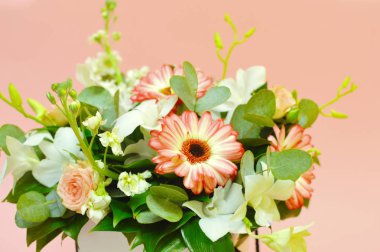 Çiçek güzel tebrik kartı. Kopya yeri ile beyaz arka plan üzerinde çiçek buketi. Tatil Anneler Günü veya Sevgililer Günü için Çiçek arka plan.