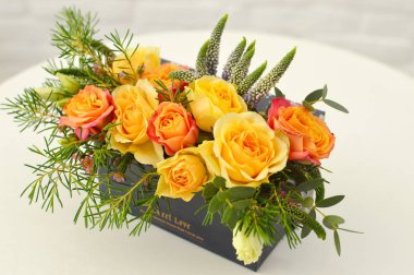 Orijinal ahşap hatbox çiçek kompozisyonu. Şık şapka kutusunda güzel çiçekler. Çiçek salonu kavramı. Çiçek web sitesi veya katalog için fotoğraf.