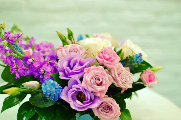 Wiosenny Bukiet Kwiatów Stylowej Czapce Białym Stole Piękny Bukiet Kolorowych — Zdjęcie stockowe