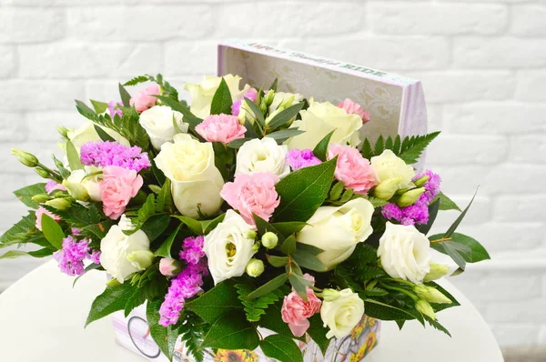 Bouquet Printanier Fleurs Dans Une Élégante Boîte Chapeau Sur Table — Photo