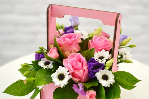 Bloem Samenstelling Originele Houten Roze Hatbox Mooie Bloemen Stijlvolle Hoed — Stockfoto