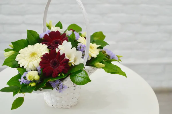 Όμορφο Καλάθι Λουλουδιών Ένα Τραπέζι Όμορφο Μπουκέτο Πολύχρωμα Λουλούδια Στο — Φωτογραφία Αρχείου