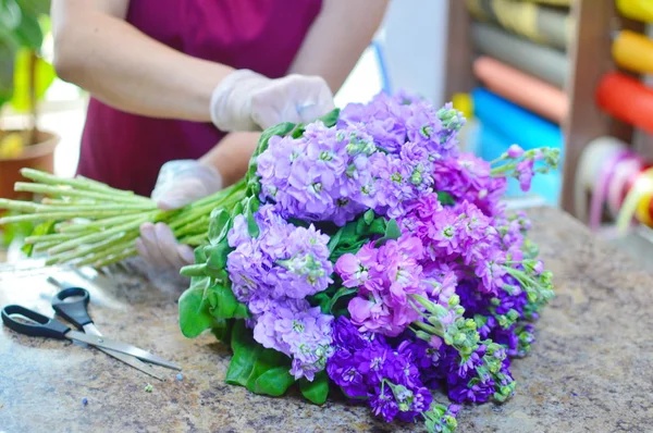 Mujer Florista Trabajo Hermoso Trabajo Agradable Floristería Hace Composición Flores —  Fotos de Stock