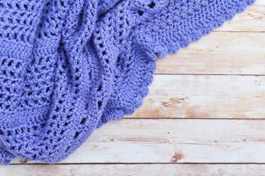 mavi sıcak el yapımı örgü ekose ile beyaz arka plan