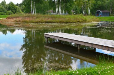Göl kıyısında ahşap iskele.