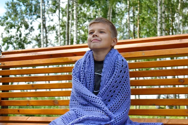 Der Junge schwingt an der frischen Luft auf einer großen Holzschaukel — Stockfoto