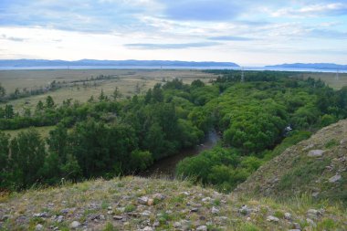Güzel dağ ve orman manzarası. Gezginlerin dağ patikası. Baykal Gölü'ndeki vadide sihirli orman. Sibirya'da pitoresk yaz dağ manzara