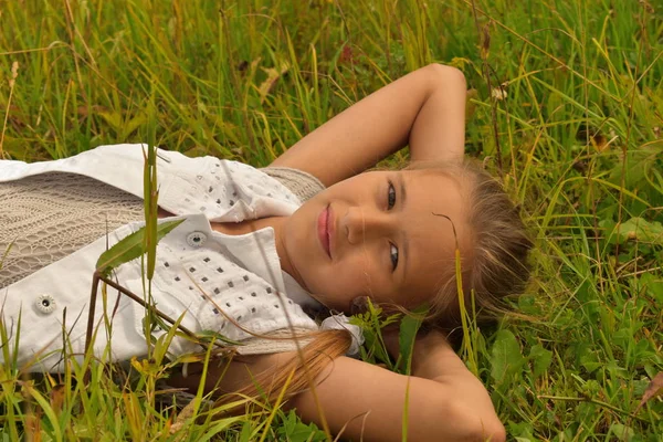Девочка Светлыми Волосами Поле Летом Сельский Летний Природный Пейзаж Типичный — стоковое фото