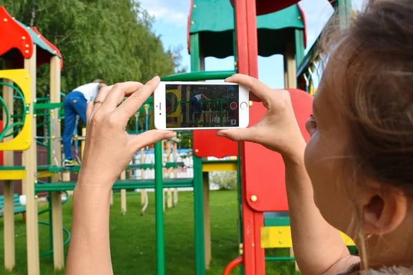 Anya Vesz Fotót Telefonon Gyerekjáték Videó Gyermek Telefonon Vidám Gyermekek — Stock Fotó