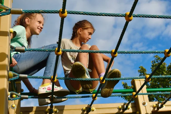 Две Девушки Играют Спортивной Площадке Канатная Сетка Игры Детьми Канатная — стоковое фото