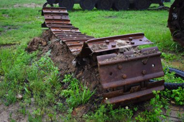 Eski paslı metal tank tırtıl. Yaz açık alanda bir askeri tank ın ayrıntıları.